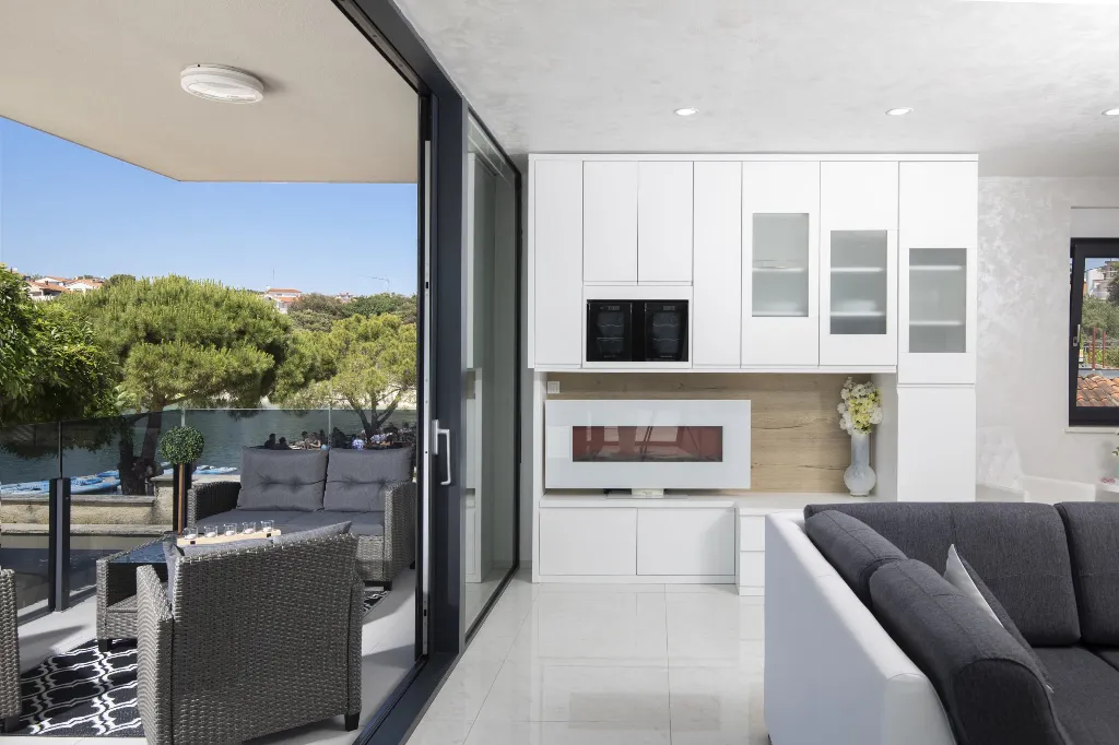 Pula Apartment for 8 Guests with Terrace Pool