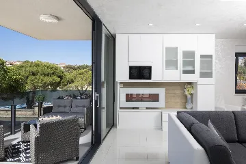 Pula Apartment for 8 Guests with Terrace Pool