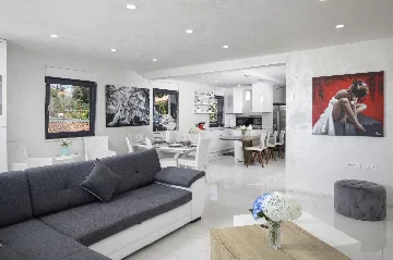 Pula Apartment for 8 Guests with Terrace Pool