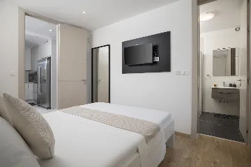 Pula Apartment for 8 Guests with Terrace Pool