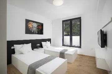 Pula Apartment for 8 Guests with Terrace Pool