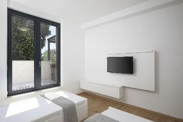 Pula Apartment for 8 Guests with Terrace Pool