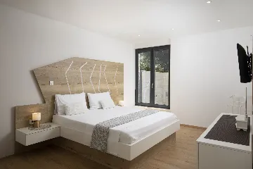 Pula Apartment for 8 Guests with Terrace Pool