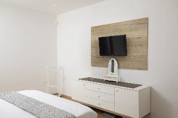 Pula Apartment for 8 Guests with Terrace Pool