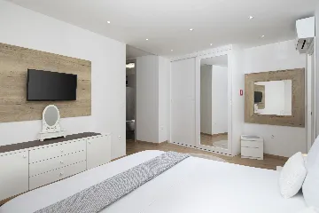 Pula Apartment for 8 Guests with Terrace Pool