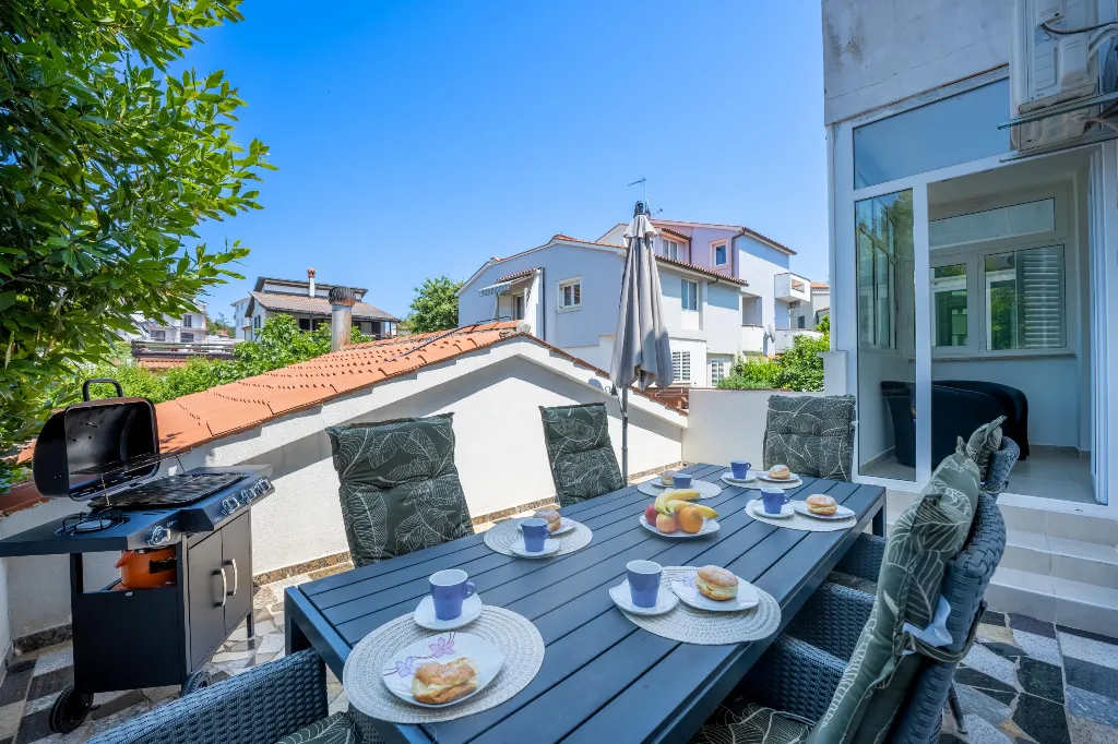 Apartment in Pješćana Uvala, Pula (Up to 8)