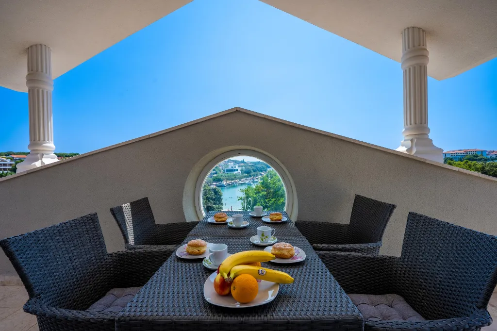 Apartment in Pješćana Uvala, Pula (Up to 8)