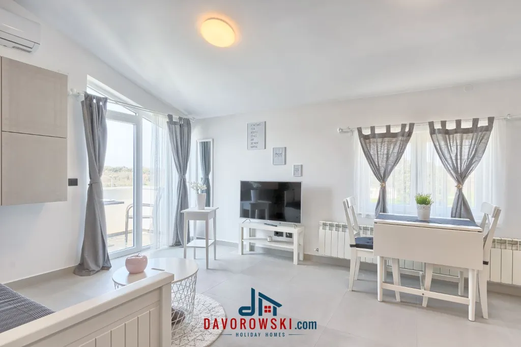 Pula Studio Apartment for 2 Guests with Private Balcony