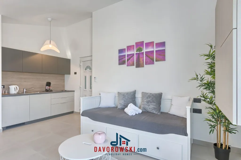 Pula Studio Apartment for 2 Guests with Private Balcony