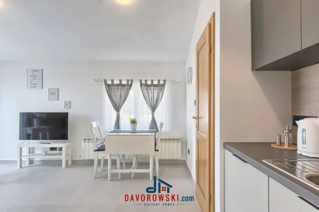 Pula Studio Apartment for 2 Guests with Private Balcony