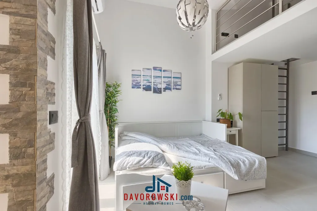 Studio Apartment in Pula with Private Balcony