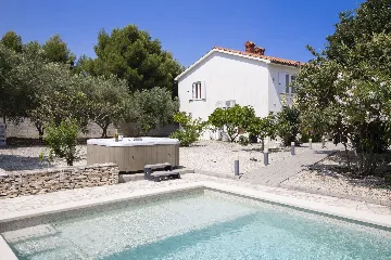Villa in Ližnjan for 12 Guests near the Adriatic
