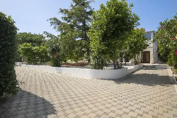 Villa in Ližnjan for 12 Guests near the Adriatic
