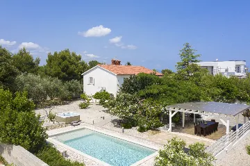 Villa in Ližnjan for 12 Guests near the Adriatic