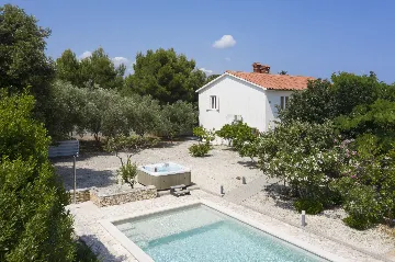 Villa in Ližnjan for 12 Guests near the Adriatic
