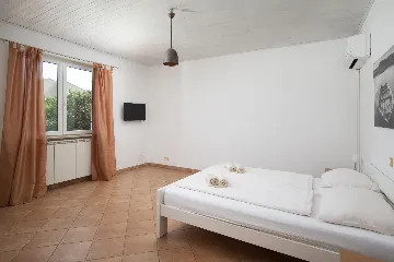 Villa in Ližnjan for 12 Guests near the Adriatic