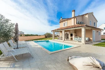4-Bedroom Villa with Heated Pool near Pula