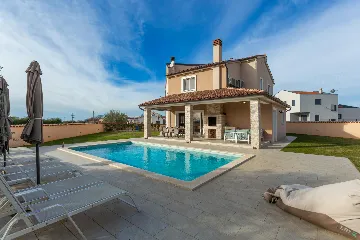 4-Bedroom Villa with Heated Pool near Pula