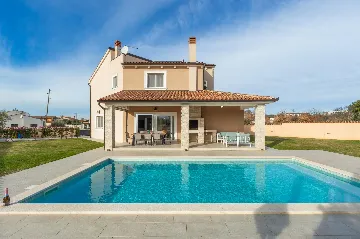 4-Bedroom Villa with Heated Pool near Pula