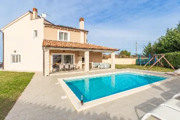 4-Bedroom Villa with Heated Pool near Pula