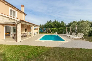 4-Bedroom Villa with Heated Pool near Pula