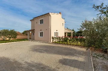 4-Bedroom Villa with Heated Pool near Pula