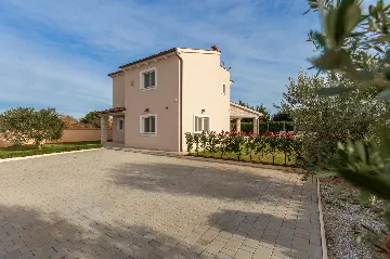 4-Bedroom Villa with Heated Pool near Pula