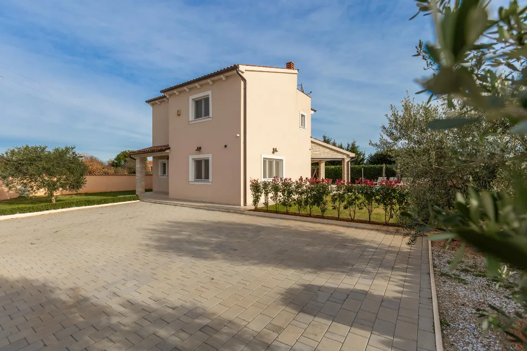 4-Bedroom Villa with Heated Pool near Pula