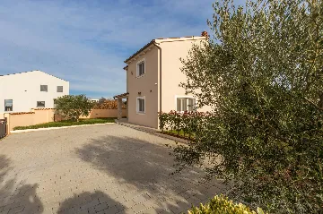 4-Bedroom Villa with Heated Pool near Pula