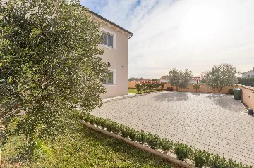 4-Bedroom Villa with Heated Pool near Pula