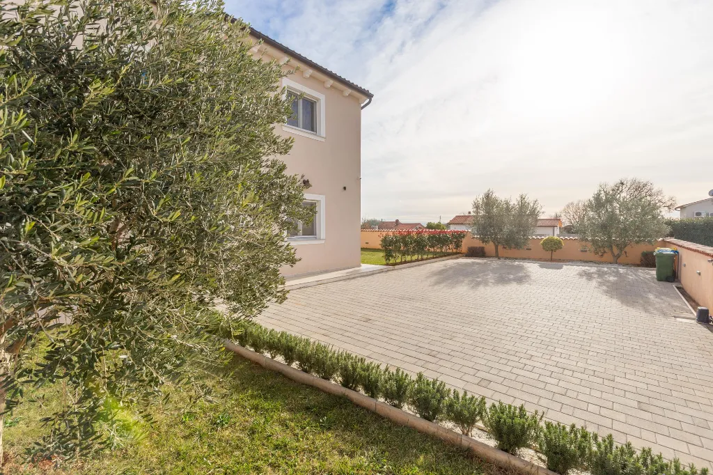 4-Bedroom Villa with Heated Pool near Pula