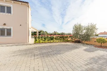 4-Bedroom Villa with Heated Pool near Pula