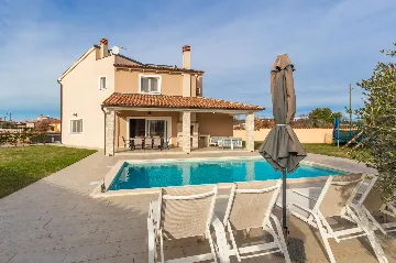 4-Bedroom Villa with Heated Pool near Pula