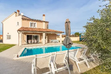 4-Bedroom Villa with Heated Pool near Pula
