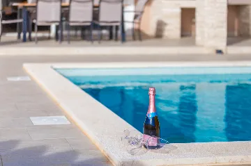 4-Bedroom Villa with Heated Pool near Pula