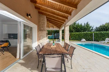 4-Bedroom Villa with Heated Pool near Pula