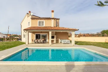 4-Bedroom Villa with Heated Pool near Pula