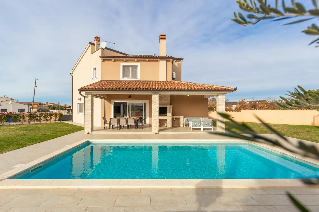 4-Bedroom Villa with Heated Pool near Pula