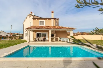 4-Bedroom Villa with Heated Pool near Pula