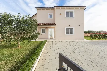4-Bedroom Villa with Heated Pool near Pula
