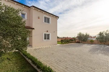 4-Bedroom Villa with Heated Pool near Pula