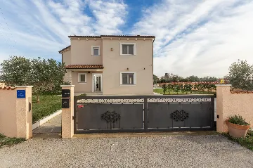 4-Bedroom Villa with Heated Pool near Pula