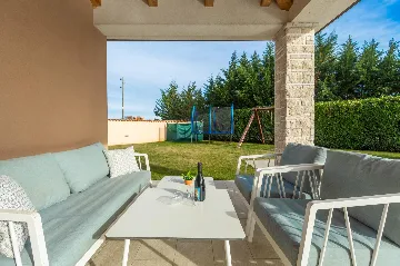 4-Bedroom Villa with Heated Pool near Pula
