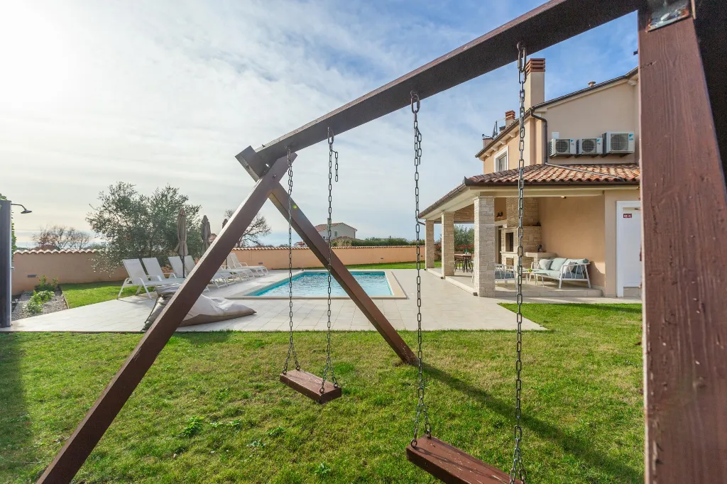 4-Bedroom Villa with Heated Pool near Pula