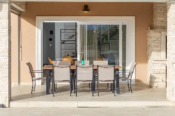 4-Bedroom Villa with Heated Pool near Pula