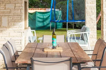 4-Bedroom Villa with Heated Pool near Pula