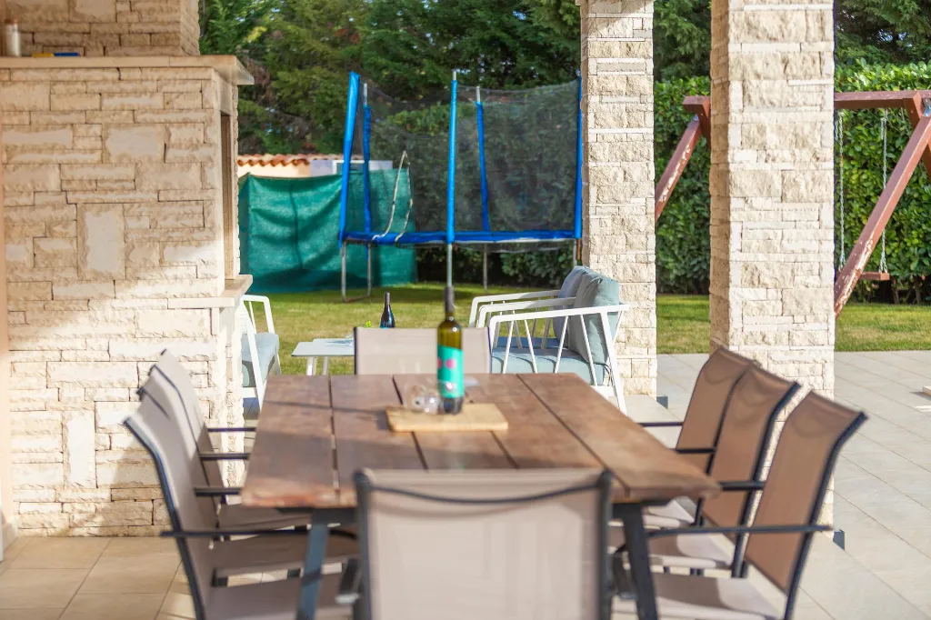 4-Bedroom Villa with Heated Pool near Pula