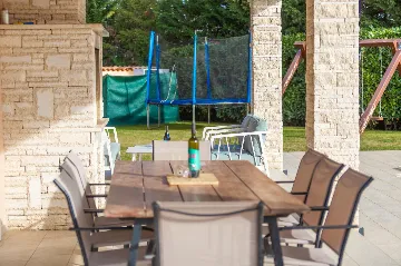 4-Bedroom Villa with Heated Pool near Pula