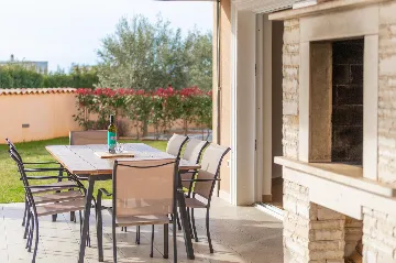 4-Bedroom Villa with Heated Pool near Pula