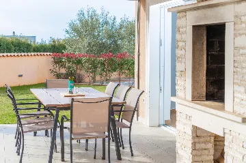 4-Bedroom Villa with Heated Pool near Pula